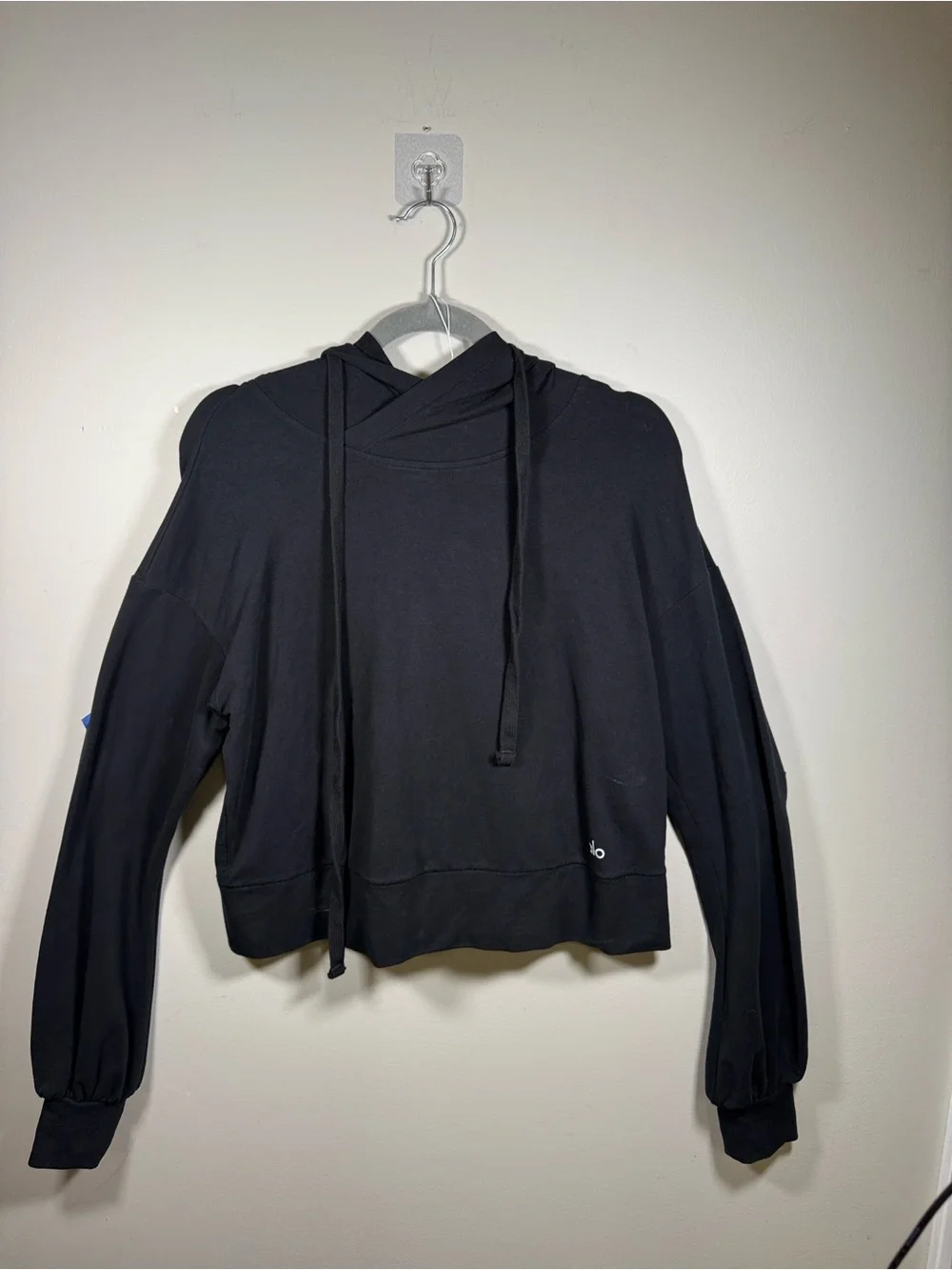 ALO Yoga Black Cropped Pullover Hoodie women’s size 8 med.
